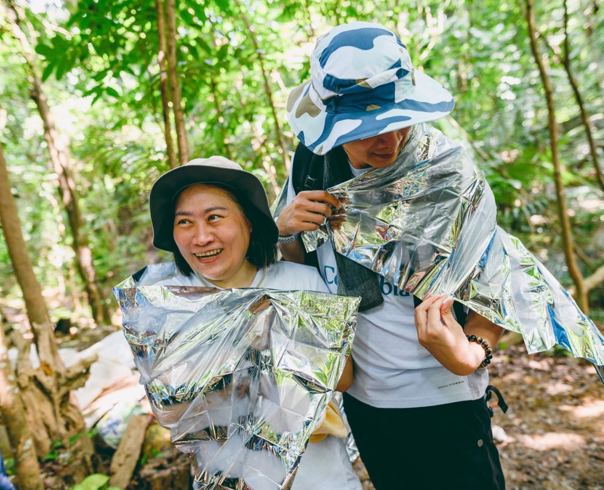 以求生毯為彼此保暖、練習山中失溫自救